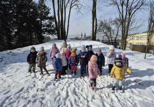 dzieci obserwują zimowy ogród