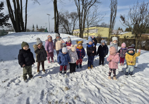 dzieci na tle zimowego ogrodu