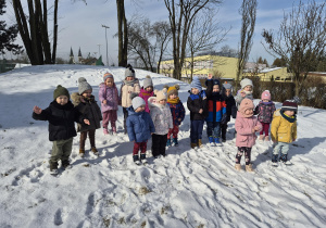 Krasnalki na spacerze w ogrodzie