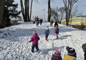 dzieci biegną z górki