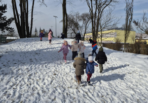 zimowe zabawy przedszkolaków