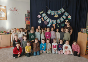 Grupa Elfy na tle dekoracji Dzień Dinozaura