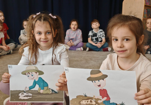 Dziewczynki z ilustracjami paleontologa
