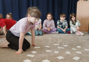 Dzieci grają w dinozaurowe memo