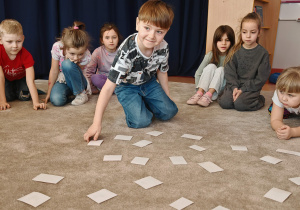 Dzieci grają w dinozaurowe memo