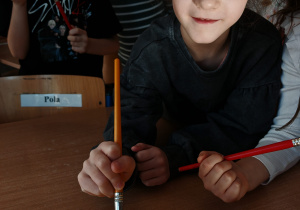 Dziewczynka wydobywa dinozaura z zamarzniętej kuli