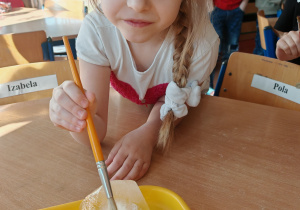 Dziewczynka wydobywa dinozaura z zamarzniętej kuli