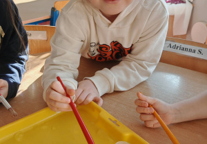 Dziewczynka wydobywa dinozaura z zamarzniętej kuli