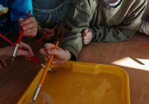 Chłopiec wydobywa dinozaura z zamarzniętej kuli