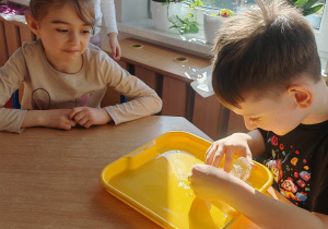 Chłopiec wydobywa dinozaura z zamarzniętej kuli