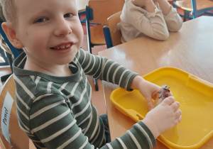 Chłopiec wydobywa dinozaura z zamarzniętej kuli