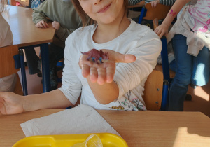 Dziewczynka z dinozaurem