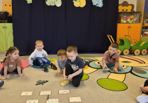 dzieci przeliczają dinozaury