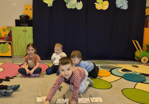 chłopiec wskazuje dwa dinozaury