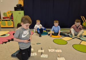 dzieci liczą dinozaury