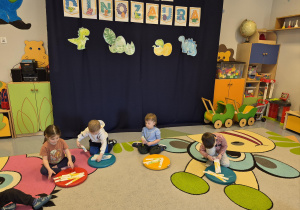 dzieci układają puzzle z pociętych obrazków