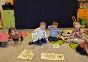 chłopiec dopasowuje jajko do dinozaura