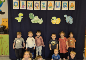 zdjęcie grupowe na tle dekoracji