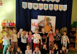 zdjęcie dzieci na tle dekoracji