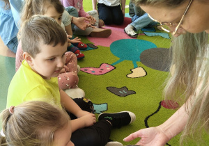 wspólne oglądanie skamieliny