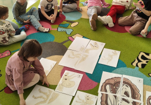 układanie puzzli na dywanie