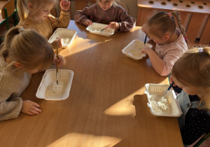 Dzieci odkrywają "skamieniałości"