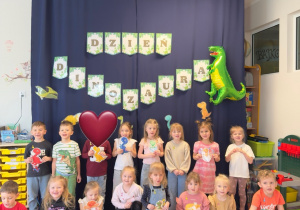 Wspólne zdjęcie grupy na tle dekoracji