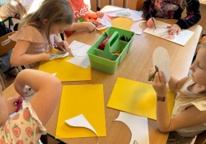 Dzieci wykonują prace plastyczną