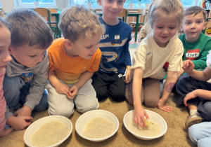 Dziewczynka odnajduje mysz