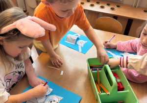 Dzieci wykonują prace plastyczną