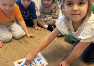 Dziewczynka odnajduje właściwą odpowiedź