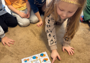 Dziewczynka odnajduje właściwą odpowiedź