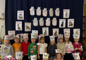 Zdjęcie grupy na tle dekoracji