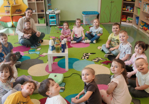 dzieci siedzą w kole i poznawają składniki na gofry