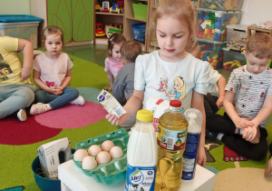 dzieci siedzą w kole i poznawają składniki na gofry