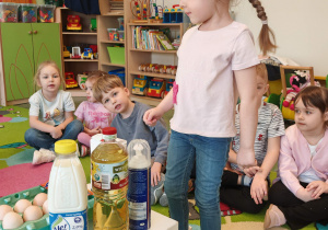 dzieci siedzą w kole i poznawają składniki na gofry