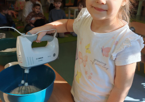 dziewczynka miksuje składniki