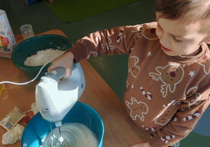 chłopiec przygotowuje ciasto na gofry