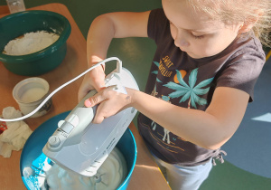 dziewczynka miksuje składniki