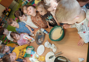 dzieci przygotowują ciasto na gofry