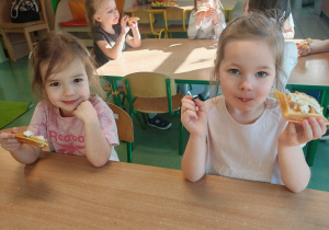 dzieci jedzą gofry