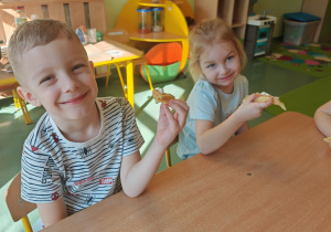 dzieci jedzą gofry