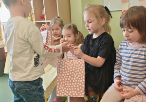 chłopiec wręcza dziewczynce prezent