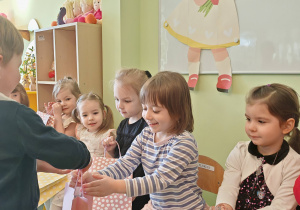 chłopiec wręcza dziewczynce prezent