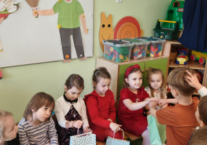 chłopiec wręcza dziewczynce prezent