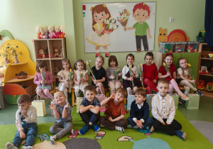 zdjęcie grupowe na tle dekoracji z okazji Dnia Kobiet