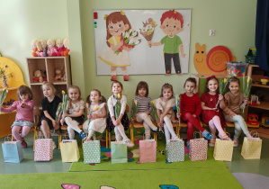 dziewczynki z prezentami