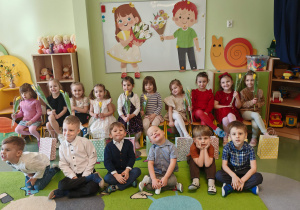 zdjęcie grupowe na tle dekoracji z okazji Dnia Kobiet