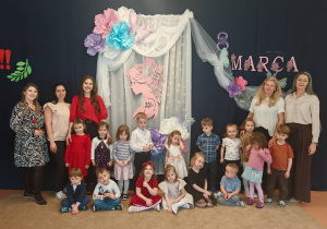 zdjęcie grupowe na tle dekoracji z okazji Dnia Kobiet