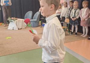 chłopiec z kwiatami